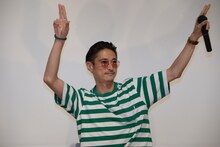 榊英雄に挨拶する窪塚洋介。