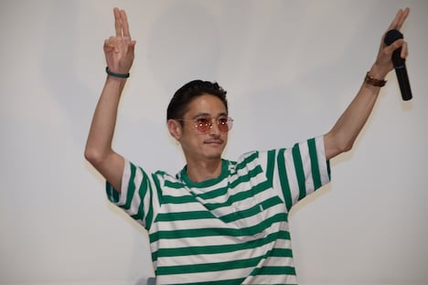 榊英雄に挨拶する窪塚洋介。