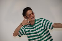 榊英雄に挨拶する窪塚洋介。