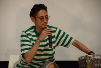 来場者プレゼントの当選者を決めるクジを引く窪塚洋介。