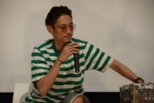 来場者プレゼントの当選者を決めるクジを引く窪塚洋介。