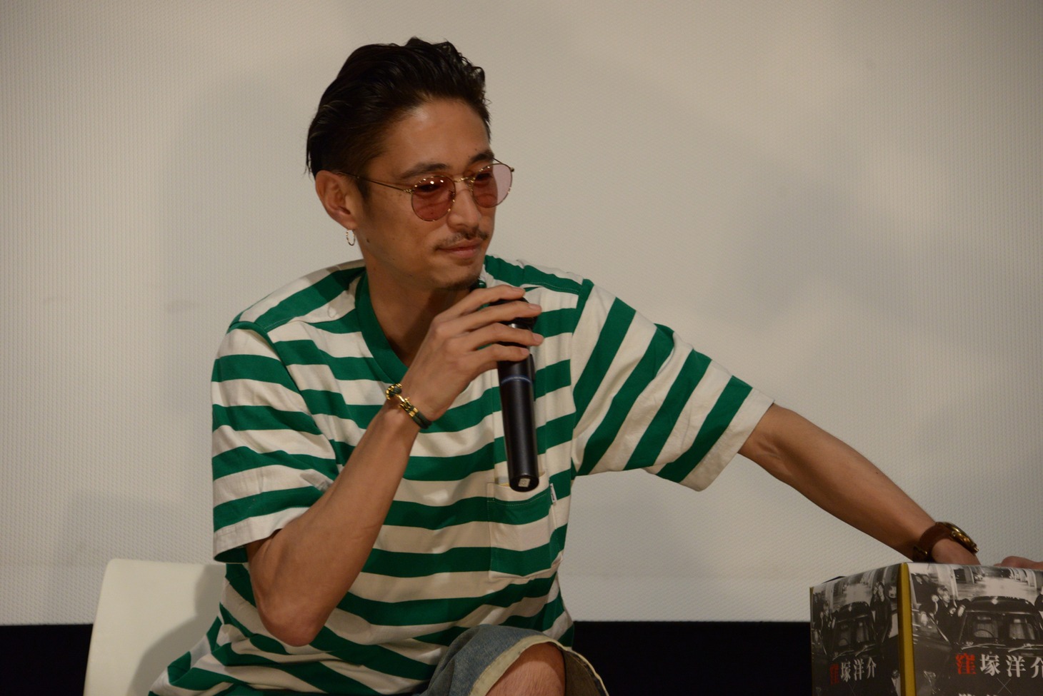 来場者プレゼントの当選者を決めるクジを引く窪塚洋介。