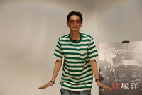 観客へのフォトセッションにさまざまなポーズで応える窪塚洋介。