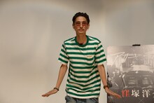 観客へのフォトセッションにさまざまなポーズで応える窪塚洋介。