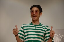 観客のフォトセッションにさまざまなポーズで応える窪塚洋介。