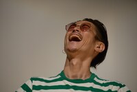 観客のフォトセッションによるフラッシュで天を仰ぐ窪塚洋介。