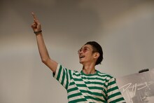 観客のフォトセッションにさまざまなポーズで応える窪塚洋介。