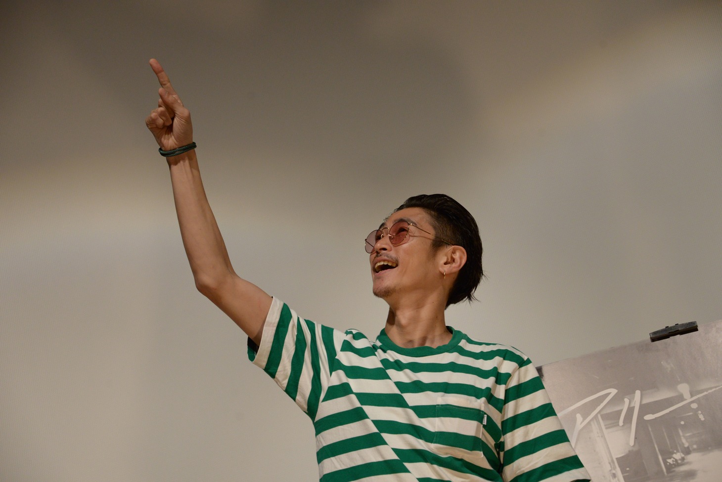 観客のフォトセッションにさまざまなポーズで応える窪塚洋介。