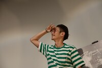 観客のフォトセッションにさまざまなポーズで応える窪塚洋介。