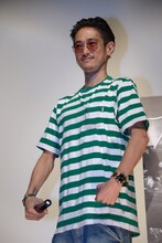 観客のフォトセッションにさまざまなポーズで応える窪塚洋介。