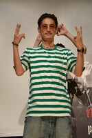 観客のフォトセッションにさまざまなポーズで応える窪塚洋介。