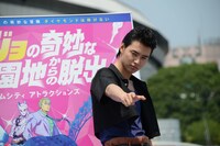 ポーズを決める山崎賢人。