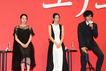 現代パートの出演者たち。左から清野菜名、木村多江、松坂桃李。