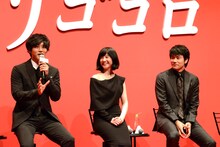 ネタバレしないよう説明する松坂桃李（左）と、その内容に笑う吉高由里子（中央）、松山ケンイチ（右）。