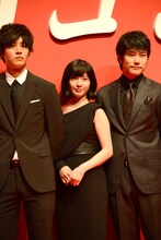 左から松坂桃李、吉高由里子、松山ケンイチ。