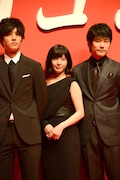 左から松坂桃李、吉高由里子、松山ケンイチ。