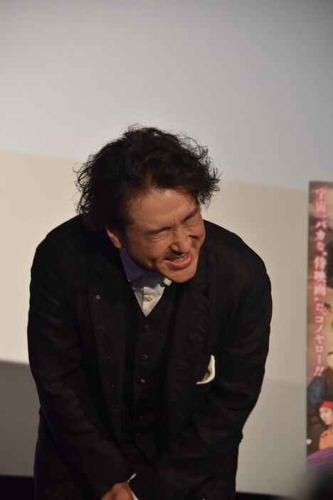 「菅田将暉ですー」と挨拶するムロツヨシ。