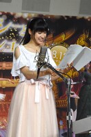 緊張した様子でアフレコに臨む土屋太鳳。