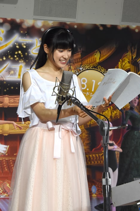 緊張した様子でアフレコに臨む土屋太鳳。