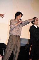 改名宣言したファンを「ムロのツヨシに変えるんだよな？」といじる小栗旬。