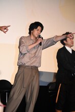 改名宣言したファンを「ムロのツヨシに変えるんだよな？」といじる小栗旬。