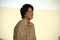 「まーきのっ」風に観客の名前を呼ぶムロツヨシを見て笑う小栗旬。