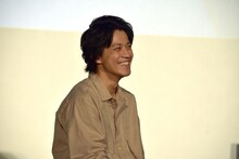 「まーきのっ」風に観客の名前を呼ぶムロツヨシを見て笑う小栗旬。