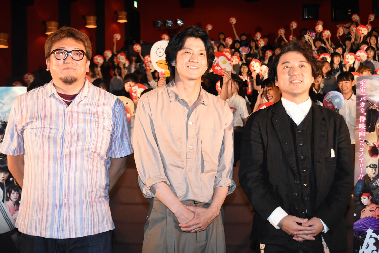左から福田雄一、小栗旬、ムロツヨシ。