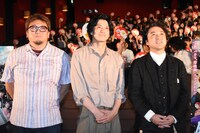 左から福田雄一、小栗旬、ムロツヨシ。