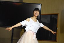 去り際にターンを決める土屋太鳳。