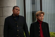 「獣道」に出演するマテンロウ・アントニー（左）。