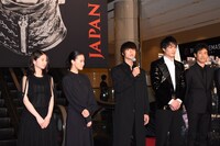 左から桜田ひより、蒼井優、窪田正孝、鈴木伸之、大泉洋。