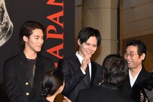 額に汗をかいている小笠原海（上段中）を心配する窪田正孝（下段右）。