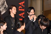 顔の汗を拭く小笠原海(上段右)。