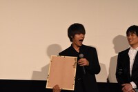 イラストに喜ぶ窪田正孝（左）。