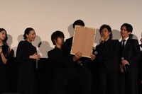 イラストを眺めるキャスト陣。