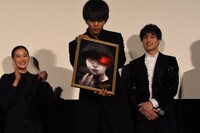 石田スイが描き下ろしたイラストを披露する窪田正孝（中央）。