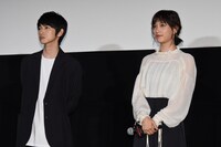 左から本郷奏多、本田翼。