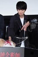 ぼーちゃんをなでる本郷奏多。