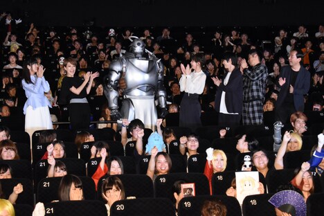 「鋼の錬金術師」ファンイベントの様子。中央左から釘宮理恵、朴ろ美、アルフォンス、本田翼、本郷奏多、佐藤隆太、曽利文彦。