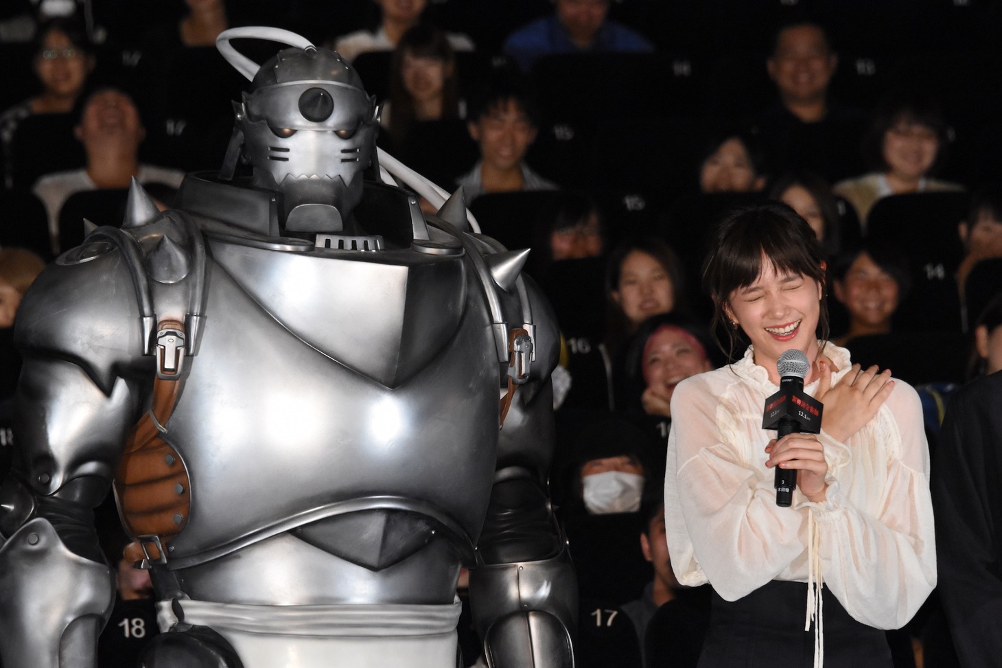 釘宮理恵にアルの声で「ウィンリィ」と呼びかけられ、感激する本田翼（右）。