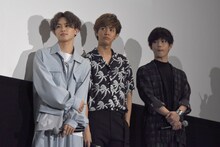 杉野遥亮の演技を見守る共演者たち。