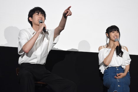 「見て、片寄溺れてる」と土屋太鳳（右）に知らせる杉野遥亮（左）。