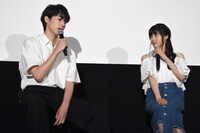 左から杉野遥亮、土屋太鳳。