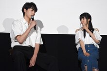 左から杉野遥亮、土屋太鳳。