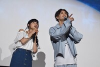 「片寄溺れてない？」と指さす草川拓弥（右）と、土屋太鳳（左）。