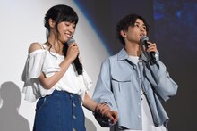 土屋太鳳（左）の手を取る草川拓弥（右）。