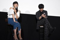 土屋太鳳（左）と、雑誌を開く演技をして「あっ、片寄溺れてる」とつぶやいた千葉雄大（右）。