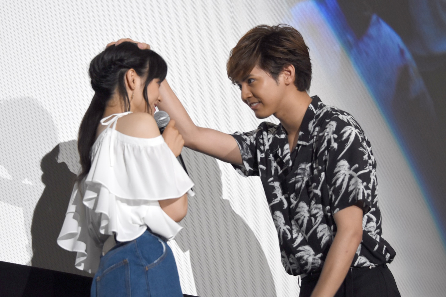 土屋太鳳（左）と、「次会うときは俺の彼女な」という決めゼリフで会場を沸かせた片寄涼太（右）。