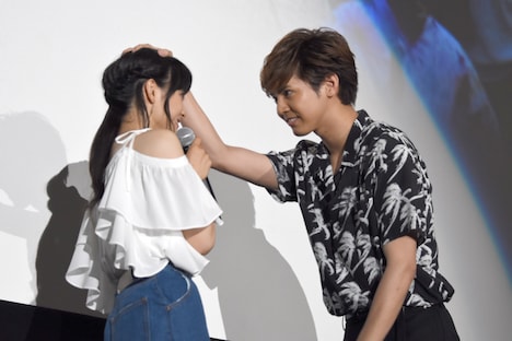 土屋太鳳（左）と、「次会うときは俺の彼女な」という決めゼリフで会場を沸かせた片寄涼太（右）。